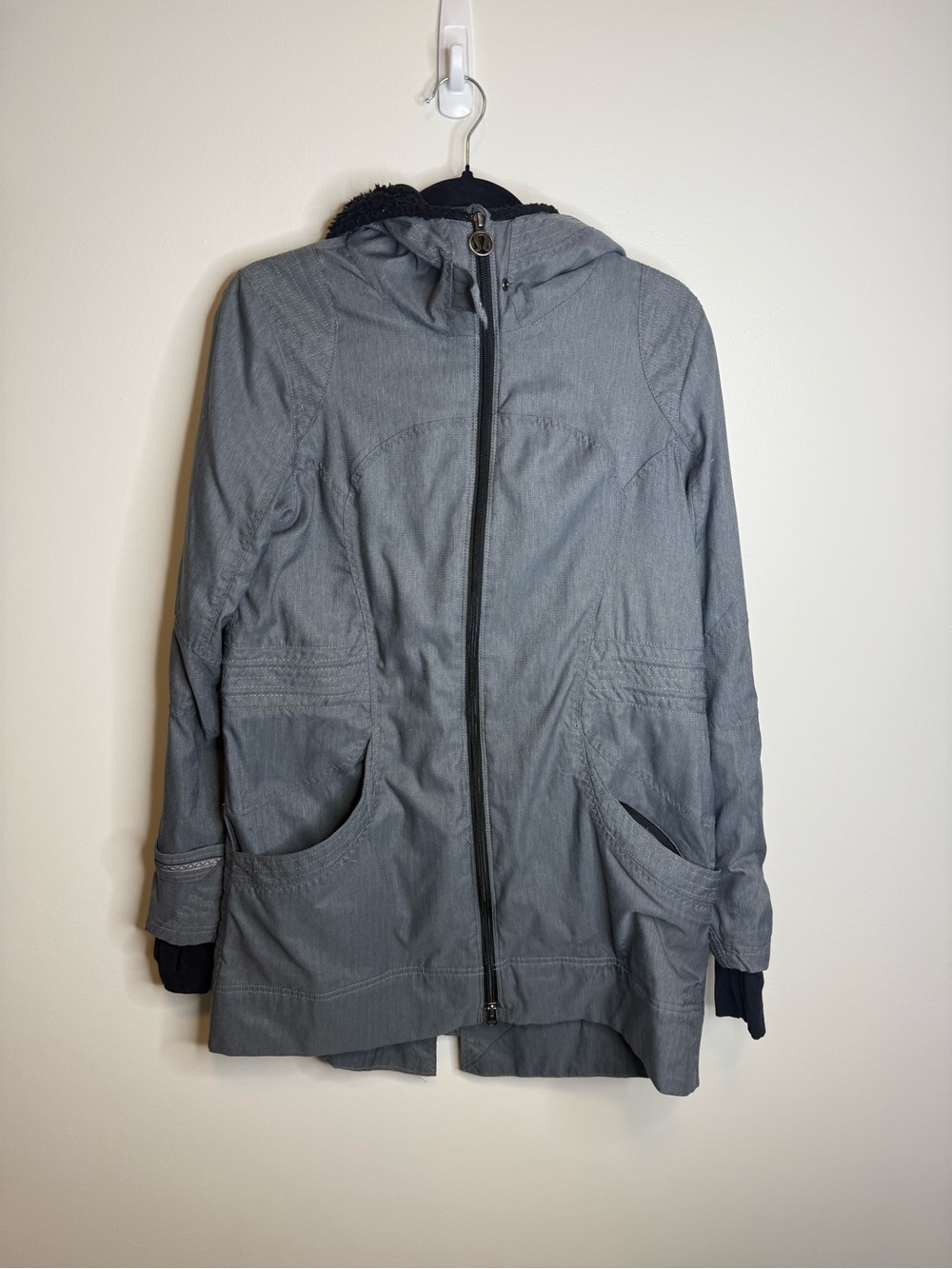 Lululemon Apres Run Anorak blue jacket size 8 gray